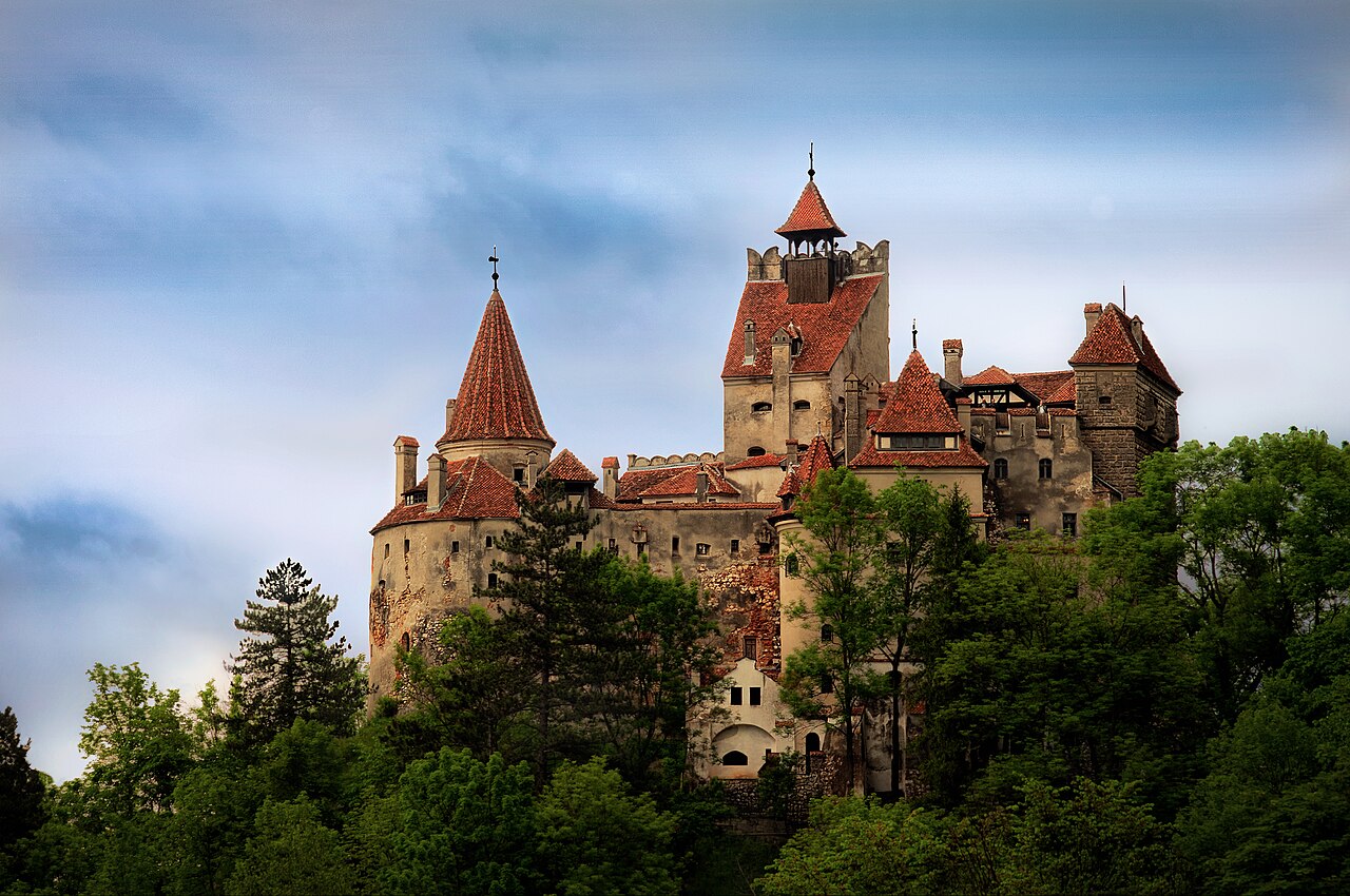 Castelul Bran, de sub poală de pădure.