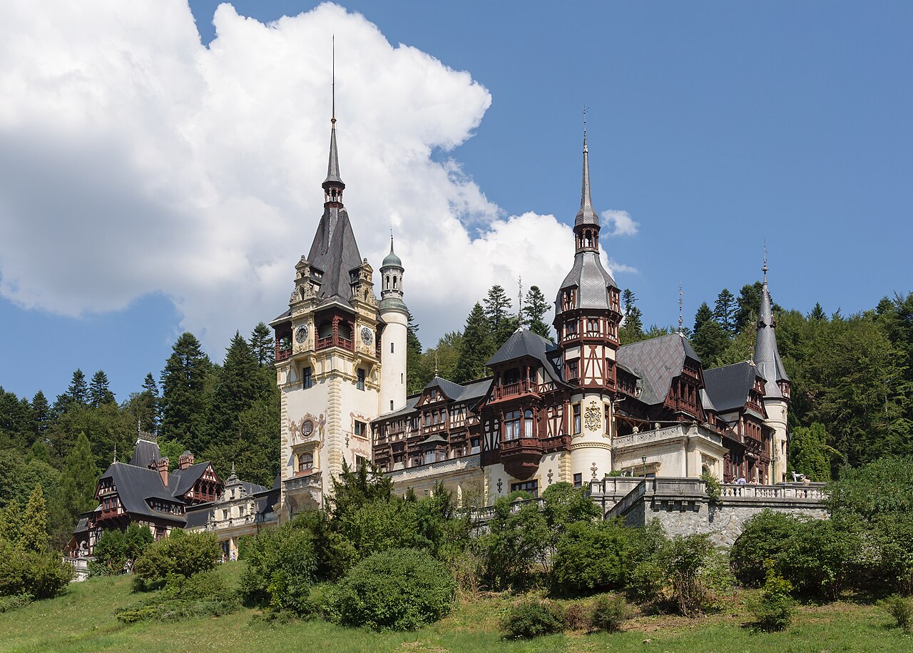 Castelul Peleș, de pe pajiștea de sub terasă.